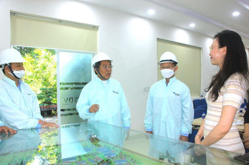 Linh mục Đa Minh Ngô Công Sứ (đứng thứ 2 từ trái qua) trao đổi về hoạt động của Khu XLCT Quang Trung