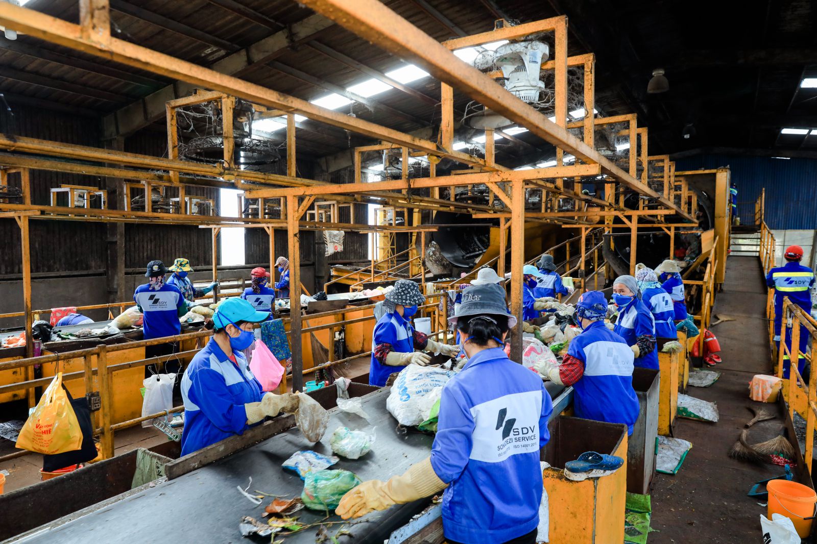 Công nhân Khu xử lý chất thải Quang Trung đang phân loại chất thải rắn sinh hoạt