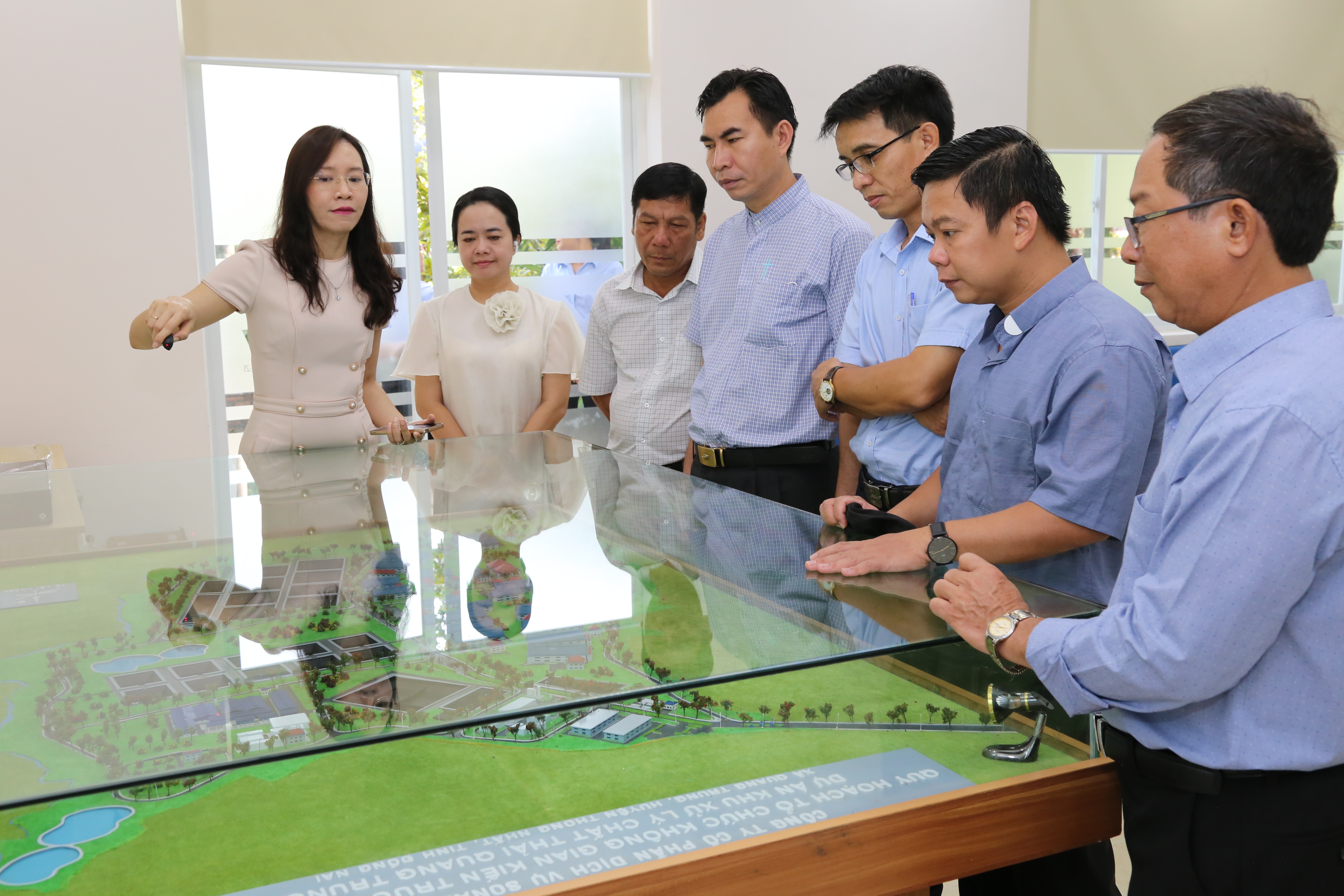 Đại diện chính quyền và người dân huyện Thống Nhất xem quy hoạch tổng thể của Khu xử lý chất thải Quang Trung