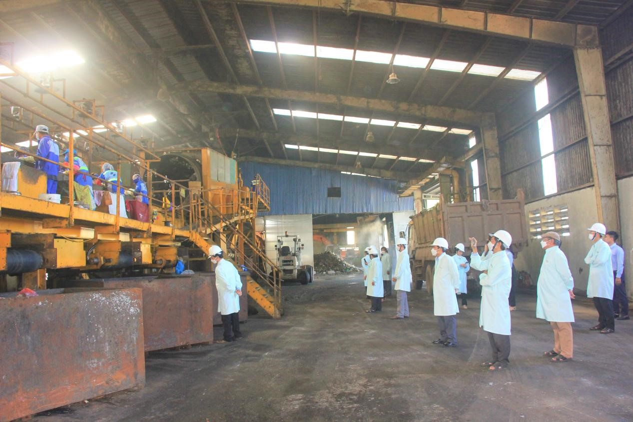 Đoàn vào thăm dây chuyền phân loại rác thải Quang Trung