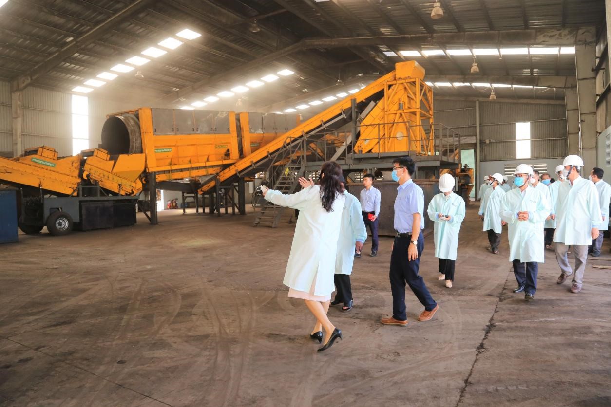 Đoàn đi tham quan dây chuyền, thiết bị của Khu xử lý chất thải Quang Trung