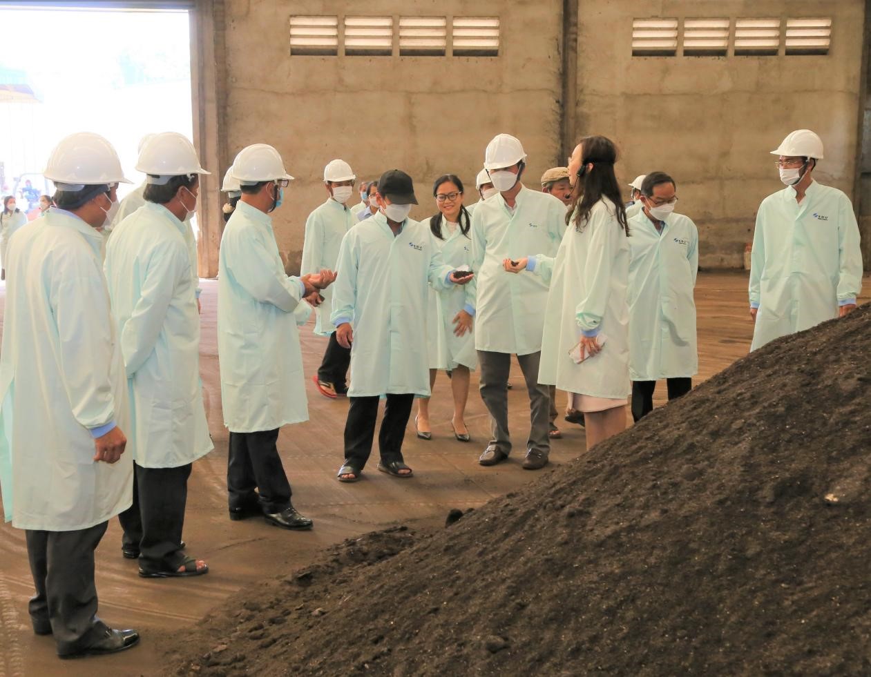 Đoàn vào tham quan kho mùn compost của khu xử lý chất thải Quang Trung